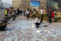 রাস্তায় পড়ে আছে কোটি কোটি টাকা, রহস্যটা কি?  