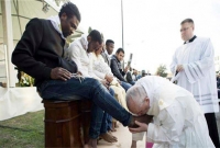 মুসলিম শরণার্থীর পা ধুয়ে দিয়ে চুমু খেলেন পোপ ফ্রান্সিস