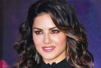 কি এমন বলেছিলেন সাংবাদিক, কষে চড় দিলেন সানি লিওন!