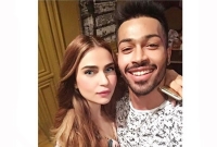 বাঙালি এক মডেলের সঙ্গে চুটিয়ে প্রেম করছেন সেই পান্ডিয়া