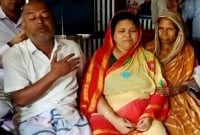 তনুর বান্ধবীকে দেখে ডুকরে কেঁদে উঠলেন মা