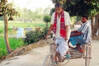 মুক্তিযোদ্ধা মফিউজ্জামান এখন ভ্যানচালক