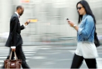 হেঁটে হেঁটে ফোন ব্যবহার করলে হবে জেল-জরিমানা