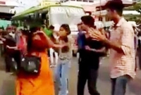 মাঝ রাস্তায় নাচছিলেন তরুণী তারপর যা করলেন গৃহবধূ