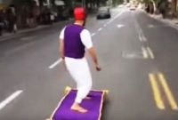 ‘ম্যাজিক কার্পেটে’ হাওয়ায় ভাসছে যুবক, যেন আলাদিনের দৈত্য!