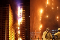 দুটি আকাশ ছোঁয়া টাওয়ার জ্বলে চাঁই