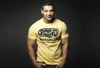 এ কেমন মেয়ে ভক্ত, নখ দিয়ে খামচে চামড়া তুলে নিল : জন আব্রাহাম