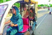 এসএসসি দিয়ে সংসারের হাল ধরতে আটোরিক্সা চালায় শারমিন!
