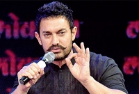 মাইক্রোফোন হাতে নিয়ে কি বললেলন আমির খান?