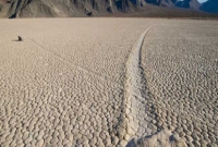 বিস্ময়কর চলন্ত পাথর, নিয়মিত স্থান পরিবর্তন করে পাথরগুলো!