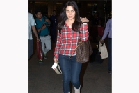 অইপিএলের টানে স্বামীসহ দেশে ফিরলেন প্রীতি জিনতা