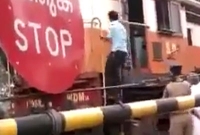 অবাক কাণ্ড, মাঝরাস্তায় ট্রেন দাঁড় করিয়ে খাবার কিনতে দোকানে ছুটলেন চালক!