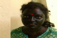 গায়ে কালো রং মেখে টানা ১০০ দিন রাস্তায় বিশ্ববিদ্যালয়ের ছাত্রীটি, কেন জানেন?