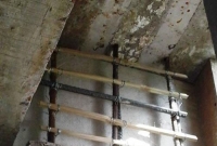 পকেট ভারী করতে পুকুরচুরি,  নির্মাণাধীন সরকারি ভবনে রডের বদলে বাঁশ!