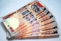  যে গ্রামে উড়ে পাঁচশ’ ও হাজার টাকার নোট!