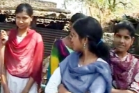 অভাবের তাড়নায় অভিনব সিদ্ধান্ত নিলেন তরুণীরা