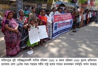  পরিচ্ছন্নতাকর্মী হত্যার প্রতিবাদে চাঁপাইনবাবগঞ্জে বিক্ষোভ ও মানববন্ধন