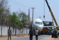 ক্রেন থেকে পড়ে গিয়ে ব্যাপক ক্ষতিগ্রস্ত বিমান
