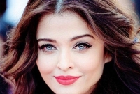 কাদামাটি ও গোবরমাখা রাস্তা দিয়ে কেন দৌড়ালেন ঐশ্বরিয়া?