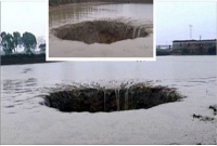 পুকুরে হঠাৎ বিশাল গর্ত, পানির সাথে উধাও ২৫ টন মাছ