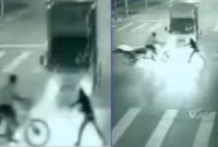 অবিশ্বাস্য! মৃত্যুর মুখ থেকে ভ্যানচালককে বাঁচালেন মেয়েটি!