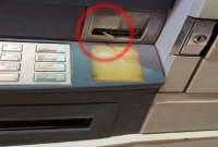 এটিএম কার্ড ঘষার পর মেশিন থেকে বের হলো আস্ত সাপ!