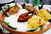 প্রধানমন্ত্রী'র নির্দেশ উপেক্ষা করে পান্তা-ইলিশ খেলেন উপজেলা প্রশাসন