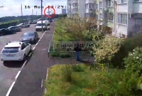 ১৪ তলা থেকে ঝাঁপ দিয়েও অলৌকিকভাবে বেঁচে আছে ছেলেটি!