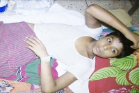  ফ্যানে ঝুলিয়ে ক্রিকেট ব্যাট দিয়ে এক ছাত্রকে বেদম পেটালেন শিক্ষক