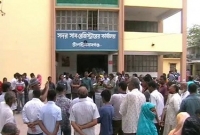 চাঁপাইনবাবগঞ্জে নকল নবিসদের মানববন্ধন