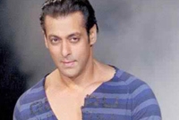 একি করলেন সালমান খান! সাংবাদিকের দিকে তেড়ে গেলেন কেন?