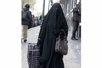 এবার মুসলিম এক নারীকে নামিয়ে দেয়া হলো বিমান থেকে!