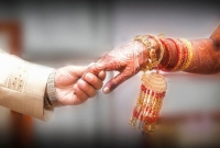 নতুন বউকে দুলা ভাই কোলে করে ঘরে তোলা কি জায়েজ, কি বলছে ইসলাম?