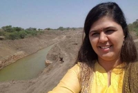 মন্ত্রী পঙ্কজার সেলফি ভাইরাল, বিতর্ক তুঙ্গে