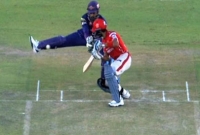 শুধু হাত নয়, পা দিয়েও কিপিং করেন ধোনি