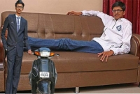 রেকর্ড গড়ছেন এই কিশোর, লম্বা হয়েও পড়েছেন সমস্যায়!