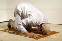 জেনে নিন, নামাজে মনোযোগ বাড়ানোর চারটি ‍উপায়