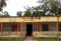 ঝুঁকিপূর্ণ উদিবাড়ী দায়রাপাক সরকারী প্রাথমিক বিদ্যালয়, ঘটতে পারে বড় দুর্ঘটনা