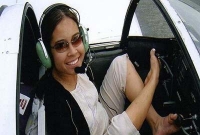  বিস্ময়কর ঘটনা, হাত নেই, দুই পা ‍দিয়েই বিমান চালান এক নারী পাইলট!