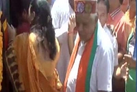  ছিঃ ছিঃ, এ কি করলেন মন্ত্রী!