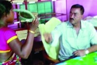 ডুমুরিয়ার ভূমি কর্মকর্তাকে জুতাপেটা