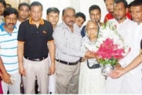 রাবেয়া চৌধুরীর সাথে আবদুল আওয়াল খানের শুভেচ্ছা বিনিময়