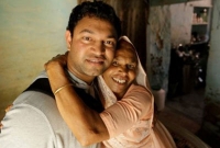 ২৫ বছর পর হারিয়ে যাওয়া মাকে খুঁজে পেলেন ছেলে