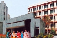 ঢাবিতে গভীর রাতে ছাত্রী হলে উত্তেজনা