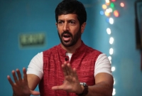 'বাজরাঙ্গি ভাইজান'-এর পরিচালককে পাকিস্তানে জুতা দেখিয়ে হেনস্থা