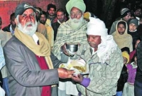 নিজের সম্পত্তি বেচে দরিদ্রের মুখে খাবার তুলে দেন তিনি!