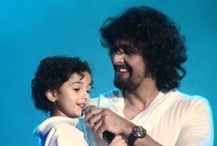 বাবার কোলে বসেই গাইল ছোট্ট নিভান! বলুন তো তার বাবা কে?