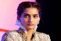 আমার ব্যক্তিগত সম্পর্কের কথা কাউকে জানাতে রাজি নই : সোনম কাপূর