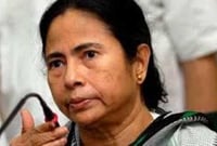 রাস্তার পাশে অসুস্থ তরুণী, গাড়ি থামিয়ে হাসপাতালে পাঠালেন মমতা ব্যানার্জি