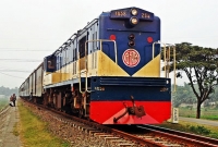 অল্পের জন্য রক্ষা পেল ২টি ট্রেনের ৫০০ যাত্রী